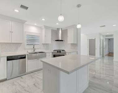 2612 Ne 5 Street - Photo Thumbnail 8