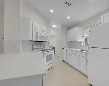 5215 Grande Palm Circle - Photo Thumbnail 10