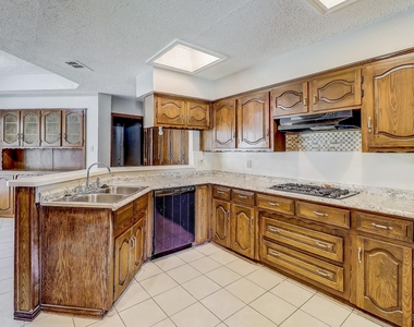 1021 Shadywood Lane - Photo Thumbnail 5