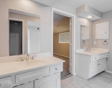 1021 Shadywood Lane - Photo Thumbnail 13