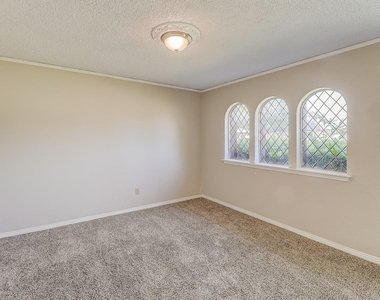 1021 Shadywood Lane - Photo Thumbnail 11