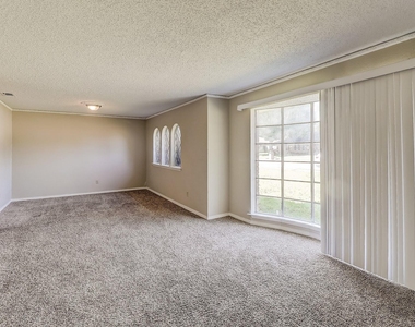1021 Shadywood Lane - Photo Thumbnail 9