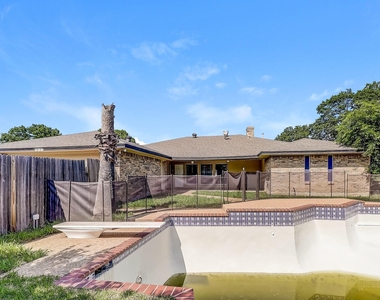 1021 Shadywood Lane - Photo Thumbnail 14