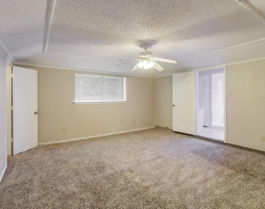 1021 Shadywood Lane - Photo Thumbnail 7