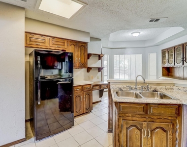 1021 Shadywood Lane - Photo Thumbnail 6