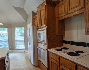 310 Chisholm Trail - Photo Thumbnail 3