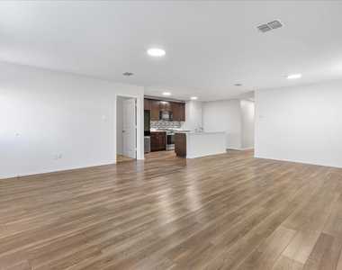 2918 Acacia Drive - Photo Thumbnail 6