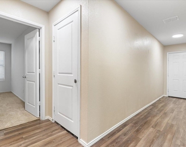 2918 Acacia Drive - Photo Thumbnail 10