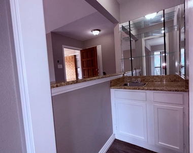 2612 S Meadow Drive - Photo Thumbnail 5