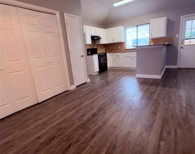 2612 S Meadow Drive - Photo Thumbnail 7