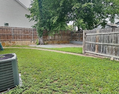 4124 Lovell Avenue - Photo Thumbnail 2