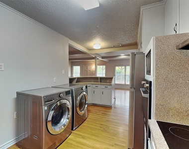 4124 Lovell Avenue - Photo Thumbnail 5