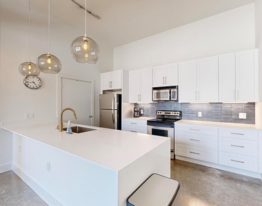 2502 Live Oak Street - Photo Thumbnail 11