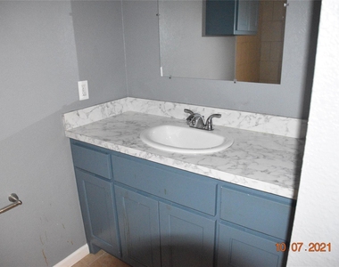 670 W Oak Street - Photo Thumbnail 7