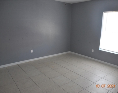 670 W Oak Street - Photo Thumbnail 5