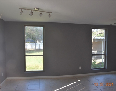 670 W Oak Street - Photo Thumbnail 2