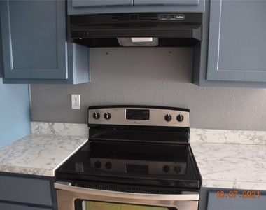 670 W Oak Street - Photo Thumbnail 4