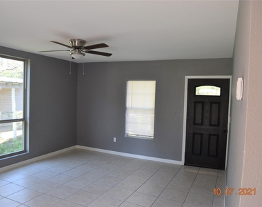670 W Oak Street - Photo Thumbnail 1