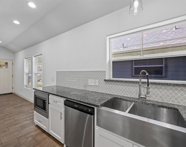 607 E Carter Street - Photo Thumbnail 5
