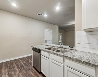 706 W London Street - Photo Thumbnail 11