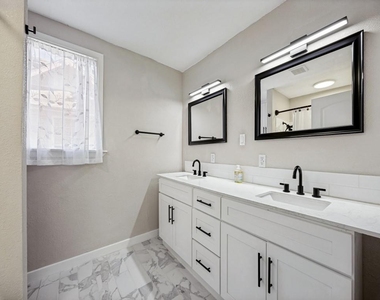 917 W Sears Street - Photo Thumbnail 20