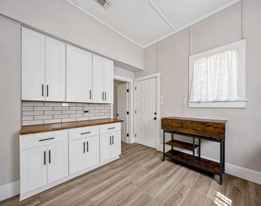 917 W Sears Street - Photo Thumbnail 12