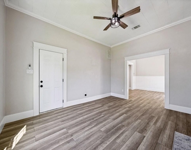 917 W Sears Street - Photo Thumbnail 7