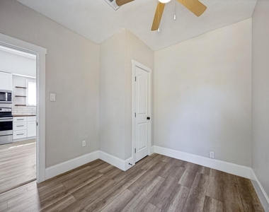 917 W Sears Street - Photo Thumbnail 10