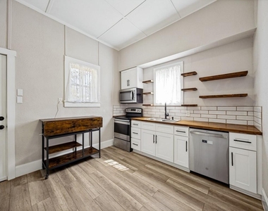 917 W Sears Street - Photo Thumbnail 11