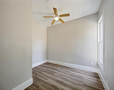 917 W Sears Street - Photo Thumbnail 9