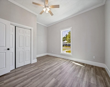 917 W Sears Street - Photo Thumbnail 15