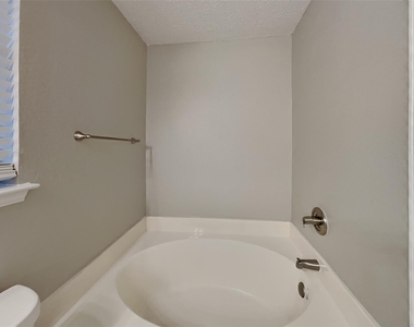 5615 Alicante Drive - Photo Thumbnail 9