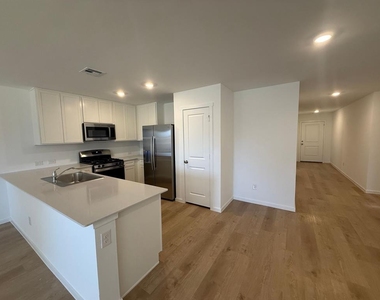 2152 Cedar Creek Avenue - Photo Thumbnail 4