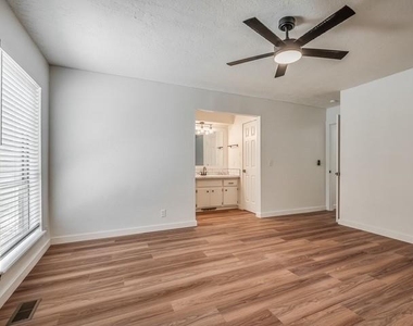 1819 Lakehurst Drive - Photo Thumbnail 23