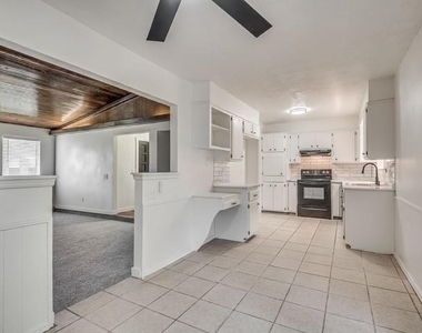 1819 Lakehurst Drive - Photo Thumbnail 7