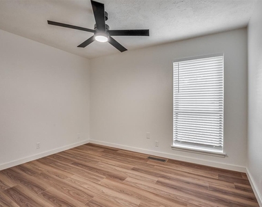 1819 Lakehurst Drive - Photo Thumbnail 17