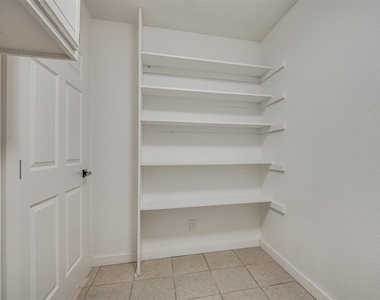 1819 Lakehurst Drive - Photo Thumbnail 8