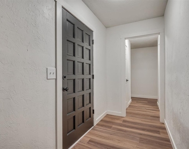 1819 Lakehurst Drive - Photo Thumbnail 3