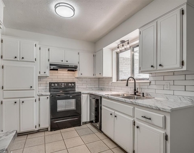 1819 Lakehurst Drive - Photo Thumbnail 11