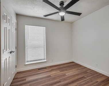 1819 Lakehurst Drive - Photo Thumbnail 13