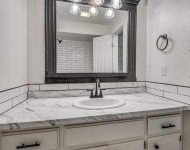1819 Lakehurst Drive - Photo Thumbnail 14