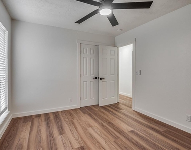 1819 Lakehurst Drive - Photo Thumbnail 16