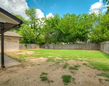 1819 Lakehurst Drive - Photo Thumbnail 24