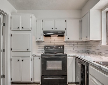 1819 Lakehurst Drive - Photo Thumbnail 10