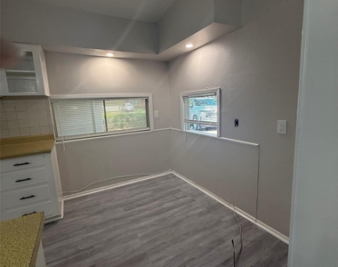1514 Camellia Drive - Photo Thumbnail 5