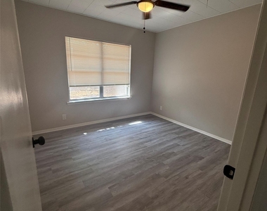 1514 Camellia Drive - Photo Thumbnail 12