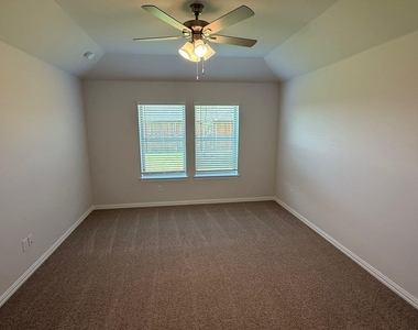 820 Jacquelyn Dr - Photo Thumbnail 11