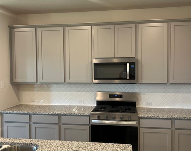 820 Jacquelyn Dr - Photo Thumbnail 3