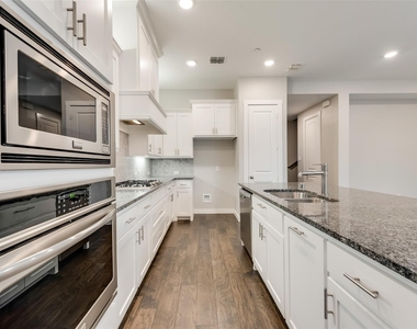 8712 Ice House Drive - Photo Thumbnail 4
