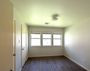 507 Tumbleweed Drive - Photo Thumbnail 16